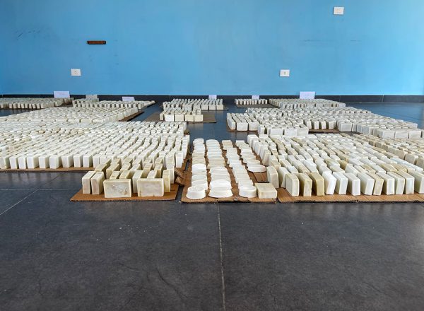 Hunderte von Seifenstücken sind dominoförmig auf Kartons auf dem Boden aufgestellt